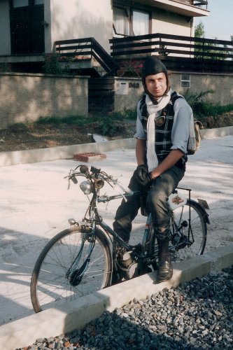 Rok 1993. Údajně. Kamsi jsem vyrážel. Na sraz? Výlet? Dnes už vážně nevím. Ale takový klučík! :-)