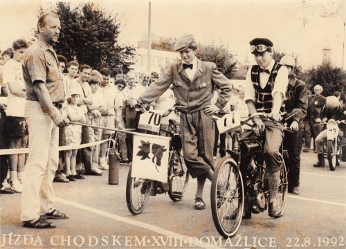Domažlice 1992. To se ještě šplhalo na Vavřineček. S Pepou Kubištou jsme tou dobou byli asi jediní jezdci na Cúcciolech v republice