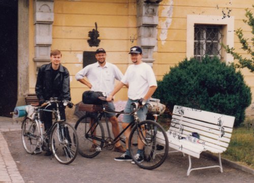 S cyklistickými kamarády cestou na Volduchy 1997. V devadesátkách Volduchy byly ... no, to se nedá popsat, nutno zažít. P.T. čtenář nechť si povšimne lahve (tuším rumu) zastrčené do karimatky