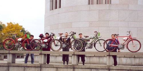 1. setkání motorových Psíků u příležitosti Čtvrt míle Žižkovem 2002. Jeden na společné fotce chybí, někam se zaběhl