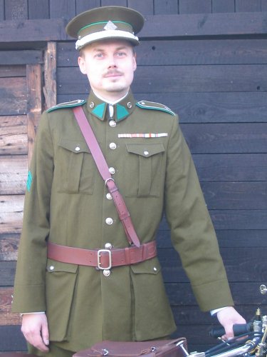 Rok 2006. Jeden čas jsem jezdil v precizní uniformě štábního kapitána