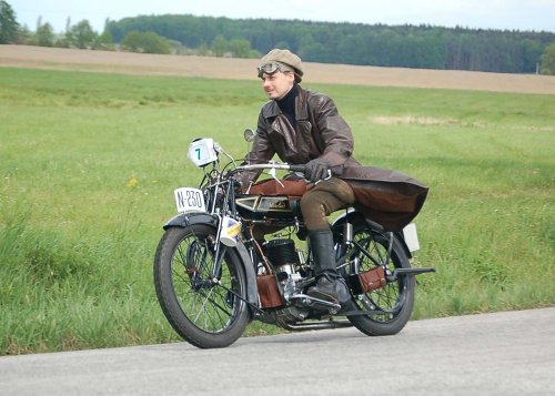 Křivonoska 2007. Motocyklista v rajtkách na začátku 20. let
