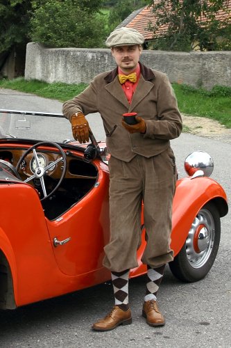 Festina Lente 2011. Sportovní komplet z manšestru. Tento materiál je veskrze dobový a dnes poněkud přehlížený