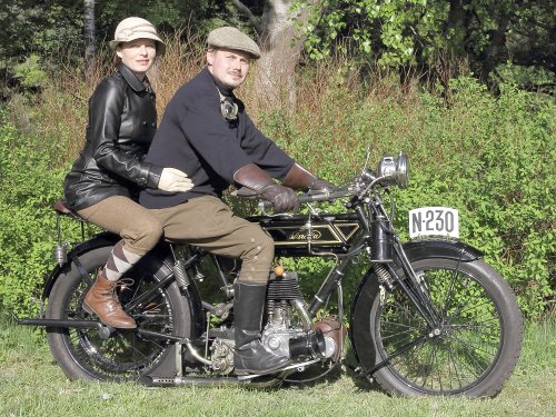 Křivonoska 2011. Opět rajtky z počátku 20. let, tentokrát s dámou na tandemu