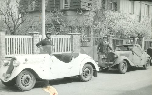 Začátek sedmdesátých let. Jeden popular přitáhl druhý. V pozadí parkuje Alfa Kelnerka. To byly časy!