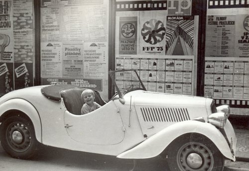 Krásný žánrový snímek mě a Bílého. Rok 1975, jak lze čísti na plakátovací ploše. Byly mi tři roky