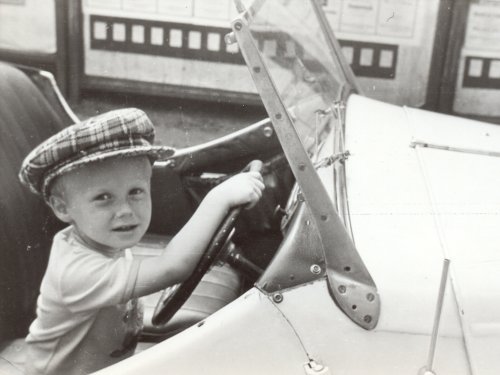 Opět rok 1975 u plakátovací plochy. Tentokrát v portrétním detailu