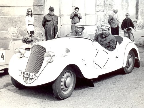 Táta s bratrem na „Majlích“, tedy 1000 mil československých 1972, na otočce v Bratislavě. Tehdy se jezdilo ostře, stejně jako v třicátých letech. Tento ročník odjeli téměř celý jen na ruční brzdu