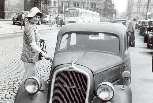 Máma s limuzínkou v Plzni na náměstí Republiky. Sedmdesátá léta, jízda Bolevec–Košutka